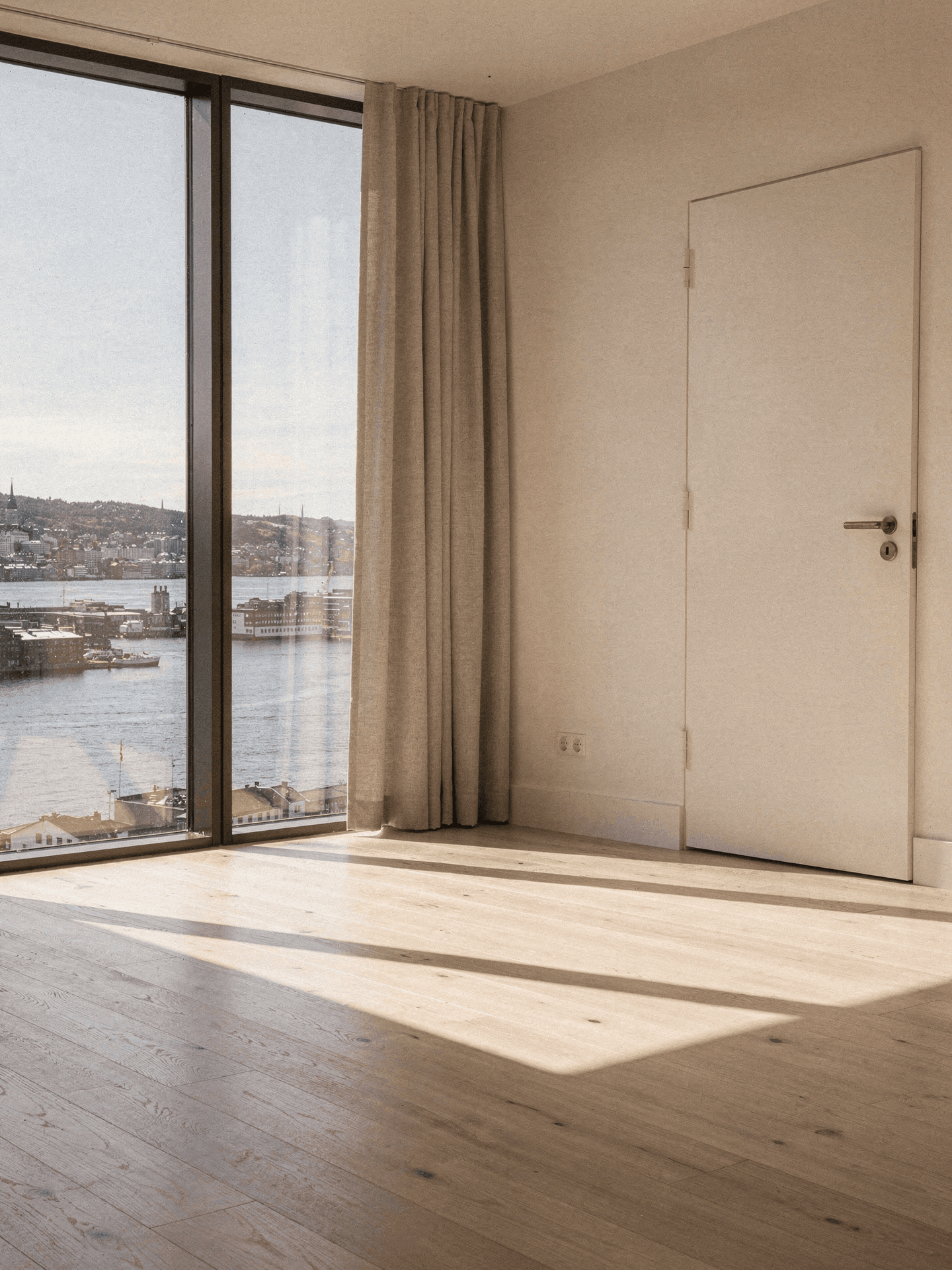 Lyst rom med utsikt over fjorden, den type lokale vi tar vare på